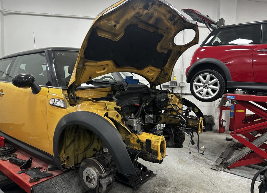 Mini amarillo en reparación