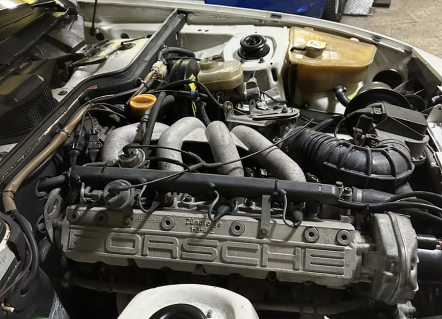 Trabajo de mecánica en motor Porsche